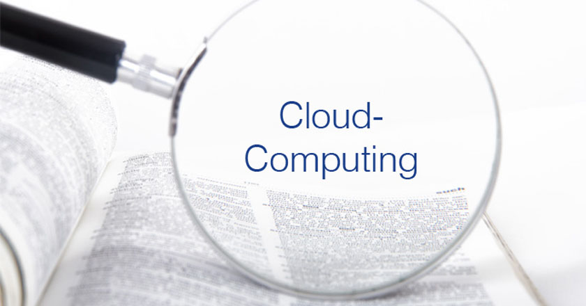 Bild von einer Lupe auf einem aufgeschlagenem Buch und in der Mitte von der Luppe steht Cloud-Computing